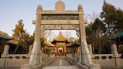 <p>Orta Doğu ve Orta Asya’daki çoğu caminin tersine Şian’daki Büyük Cami’de Çin mimari özellikleri görülüyor. Yazılarda ise Arap etkisi hakim.</p>
