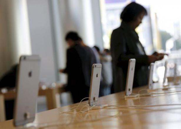 <p>iPhone 7 selefi iPhone 6s gibi 16GB/64GB/128GB modeller şeklinde satışa sunulacak. Büyük ekranlı modeller içinse 64GB’lık model rafa kalkıyor.</p>