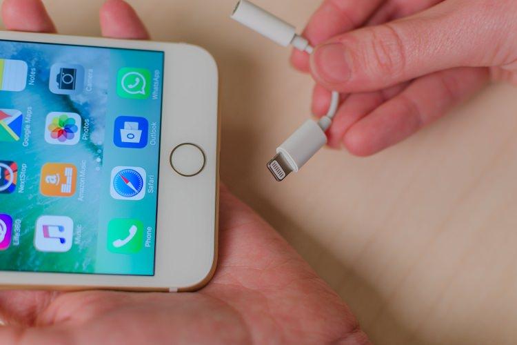 <p>– iPhone 7 şimdiye kadar ki en uzun pil ömrünü sunacak. iPhone 6s Plus'a göre ortalama 1 saat daha fazla pil ömründen faydalanılabilecek.</p>