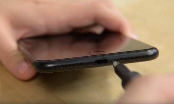 <div>Türkiye'de 5 bin TL'ye varan fiyatlarla satılan iPhone'ları milyonlarca insan kullanıyor. Peki içinde nelerin olduğunu yakından gördünüz mü? İşte parçalanan iPhone 7 Plus'ın içinden çıkanlar...</div>
<div> </div>