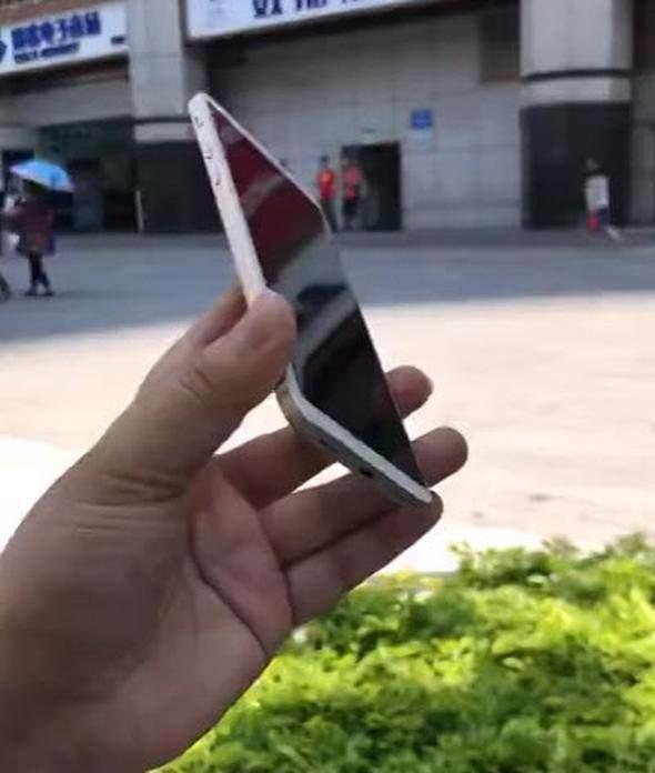 <p>Apple'ın beklenen bombası iPhone 8 bu kez Çin'de görüntülendi. Ancak cihazdaki büyük farklılık görenleri şaşırtacak cinsten.</p>
