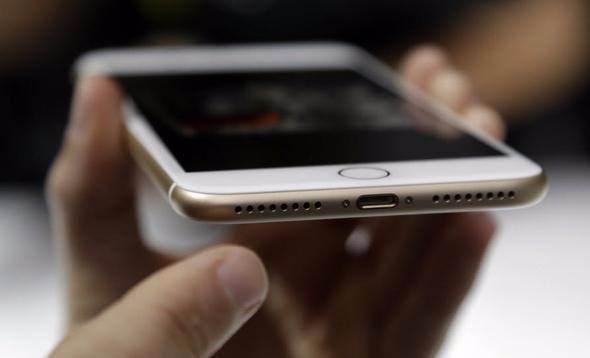 <p>Apple'ın bu yıl beklenen bombası iPhone 8'in teknik özellikleri ve tasarımı netleşmeye başlıyor. Peki iPhone 8 nasıl olacak? Lightning girişi tamamen kaldırılıyor mu? Yeni telefon ne zaman satışa çıkacak? Görünümü tamamen değişecek mi?</p>

<p> </p>
