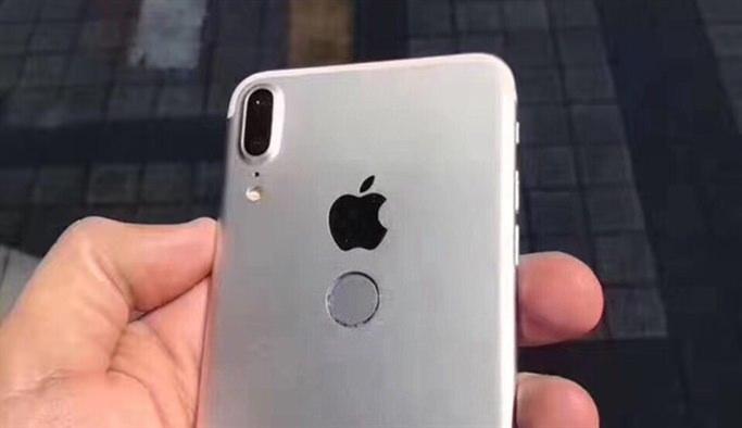 <p>Apple'ın beklenen bombası iPhone 8'in ilk görüntüleri Çin'in göbeğinde ortaya çıktı! Bakın yeni telefon neye benziyor?</p>
