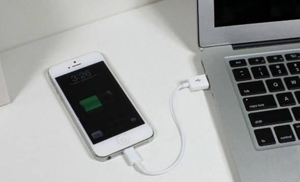 <p><strong>Apple'dan yeni ara kablo geliyor! </strong></p>

<p>Yeni bağlantı kablosunun adı 'Ultra Accessory Connector'... Söz konusu kablonun kulaklıklarda kullanılmak üzere geliştirildiği belirtiliyor. Zira iPhone 7 ve 7 Plus ile birlikte pek çok kullanıcının eski kulaklıkları yeni cihazlar ile uyumsuz hale gelmişti. Yeni kablonun hem USB-C hem de Lightning'den daha küçük olduğu belirtiliyor.</p>
