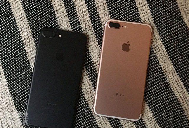 <p>Bu farka göre tahminen 128 GB iPhone 8’in Türkiye’de vergiler dahil 5,650 TL civarında olması beklenebilir. 256 GB modeli ise 6000 TL civarında fiyat etiketine sahip olması olası. Halihazırda iPhone 7 Plus 256 GB modeli zaten 5,449 TL'ye satılıyor. Yeni tasarıma sahip bir modelde fiyat artışı bu açıdan şaşırtıcı olmayabilir.</p>
