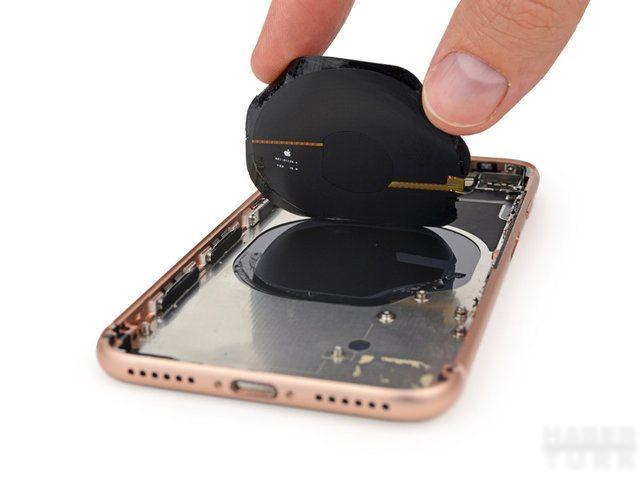 <p>iPhone 8’in kablosuz olarak şarj olmasını sağlayan modül ise manyetik alan yaratan Apple markalı Qi isimli açık sistem kullanılıyor.</p>

<p> </p>
