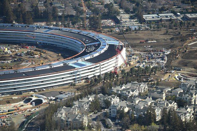 <p>Steve Jobs tarafından bir yaratıcılık ve işbirliği merkezi olarak planlanan Apple Park, Santa Clara Vadisi’nin merkezinde kilometrelerce uzaklığa yayılan asfalt ve beton alanı, yemyeşil bir alana dönüştürüyor.</p>
