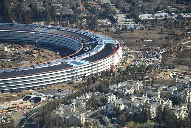 <p>Steve Jobs tarafından bir yaratıcılık ve işbirliği merkezi olarak planlanan Apple Park, Santa Clara Vadisi’nin merkezinde kilometrelerce uzaklığa yayılan asfalt ve beton alanı, yemyeşil bir alana dönüştürüyor.</p>