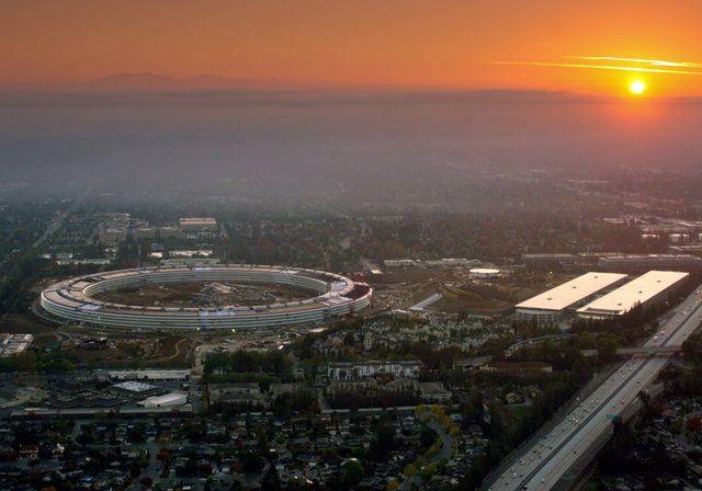 <p>Steve Jobs hayatta olsaydı, bu 24 Şubat’ta 62 yaşına girecekti. Onun hatırasını ve Apple’a ve dünyaya yaptığı kalıcı etkiyi onurlandırmak amacıyla, Apple Park’taki konferans binasına Steve Jobs Theater adı verilecek. </p>
