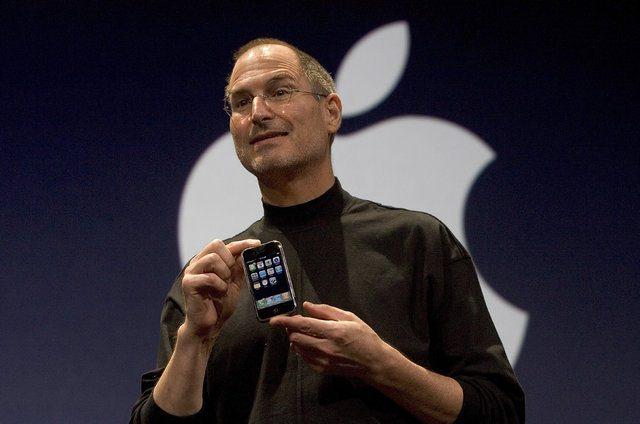 <p>Apple Park’taki en yüksek tepelerden birinde yer alan Steve Jobs Theater, ana binaya ve yeşil alana bakıyor.</p>

<p> </p>
