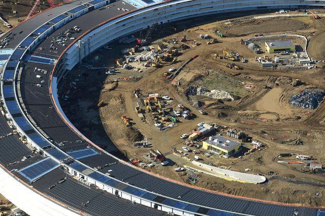 <p>Apple Park ayrıca, halka açık bir Apple Store ve kafe içeren bir ziyaretçi merkezi, Apple çalışanlarına yönelik 9.290 metrekarelik bir spor salonu, güvenlikli araştırma ve geliştirme tesisleri ve Steve Jobs Theater’ı da içerecek. </p>
