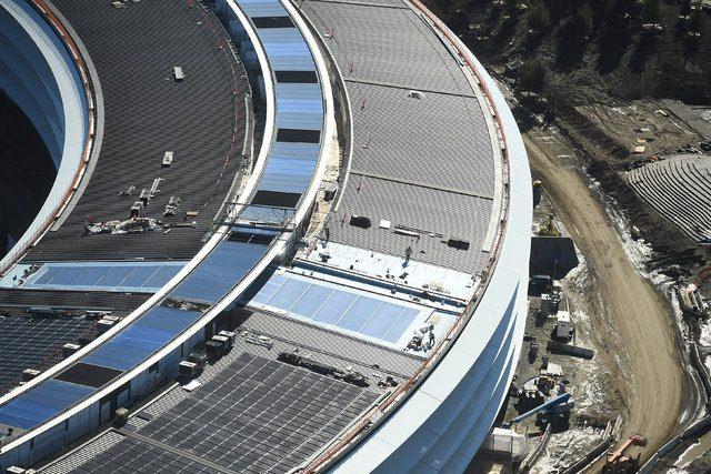 <p>Halkanın iç bölümündeki park alanları ise çalışanlar için 3,2 kilometrelik yürüyüş ve koşu yolları, bir meyve bahçesi, çim alan ve bir gölet içerecek.</p>

<p> </p>
