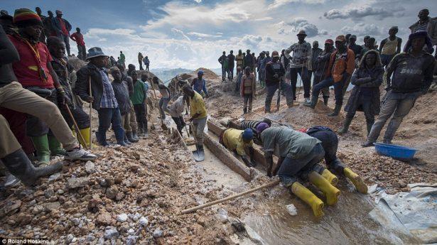 <p>Söz konusu madeni elleriyle çıkarmak zorunda olan işçiler, Ruanda ve Ugandasınırındaki bir dağın zirvesinde tehlikeli bir şekilde çalışıyor.</p>

