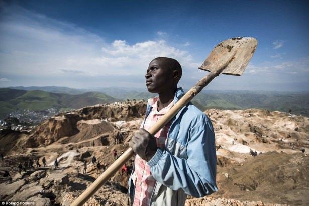 <p>İnsan hakları ihlaline uğrayan Kongolu işçilerin görüntüsü 19. yüzyıldaki çılgın bir altın bulma yarışı olarak tanımlanan 'altına hücum' hareketine benzetiliyor.</p>
