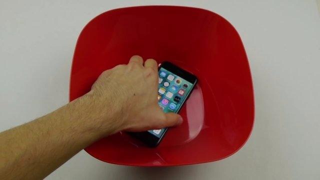 <p>Kanal sahibi bu kez Türkiye fiyatı 3.299 tl olan iPhone 7'yi eksi 196 derece olan sıvı nitrojenin içine atarak, çalışıp çalışmadığını test ediyor.</p>

<p> </p>

<ul>
</ul>

<ul>
</ul>
