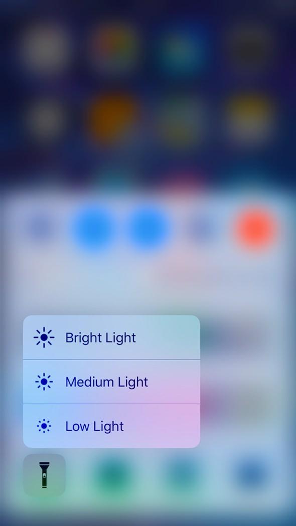 <p>Bunun için alt konsolu açtıktan sonra fener simgesine sert dokunun. 3D touch özelliğini kullanarak fenerin ışığını daha fazla açabildiğimiz gibi, daha sönük hale de getirebiliyoruz.</p>
