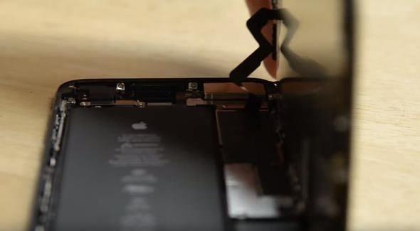 <p>Ardından iPhone'un içi açılmış durumda.</p>

<p> </p>
