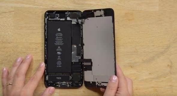 <p>Ancak iPhone'u ikiye ayırmak için aradaki bağlantıyı çıkarmak gerekiyor.</p>

<p> </p>
