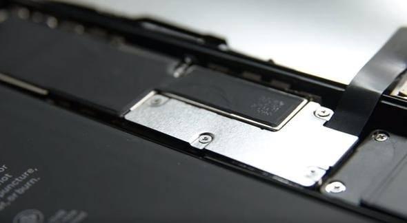 <p>İşte bu kısmın vidaları sökülecek ve iPhone tam olarak ikiye ayrılmış olacak.</p>

<p> </p>
