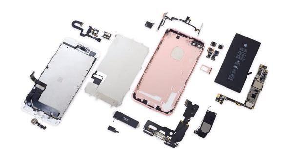 <p>İşte iPhone'un içindeki parçalar genel hatlarıyla böyle...</p>
