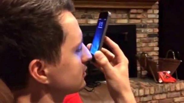 <p>iPhone’unuzda elleriniz yağlı, ama telefonu açmak istiyorsunuz; burnunuzu kullanın! Bununla birlikte burun dışında daha nerelerle açılır onu, kullanıcıların hayal gücüne bırakıyoruz…</p>
