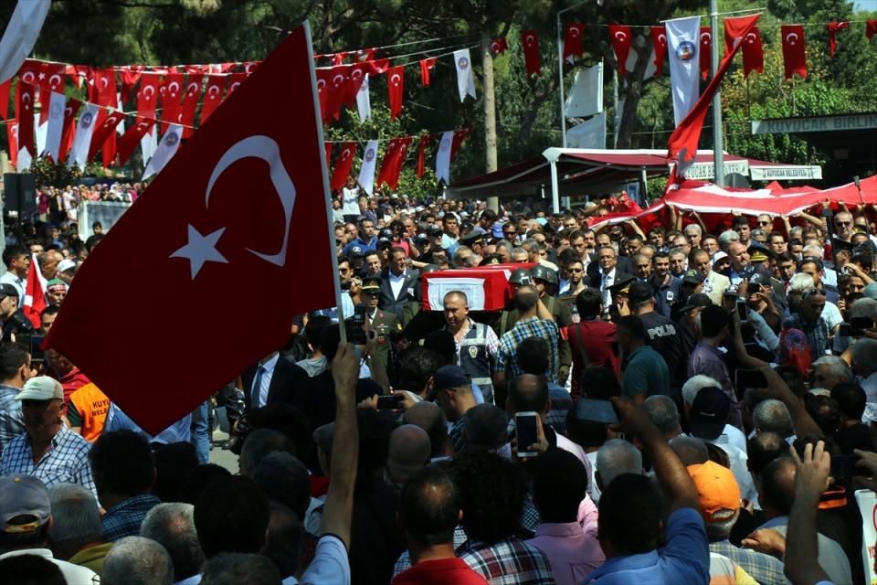 <p>Hakkari'nin Çukurca ilçesinde terör örgütü PKK mensuplarına yönelik sürdürülen operasyonda şehit düşen Astsubay Bahri Uçuş, memleketi Aydın'ın Kuyucak ilçesinde toprağa verildi.</p>
