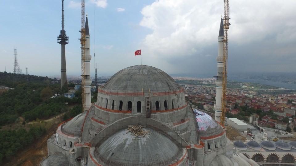 <p>Cumhurbaşkanı Recep Tayyip Erdoğan’ın başbakanlığı döneminde, 6 Ağustos 2013 tarihinde temelleri atılan ve yapımı büyük hızla devam eden Çamlıca Camisi inşaatında sona yaklaşılıyor.</p>

<p> </p>
