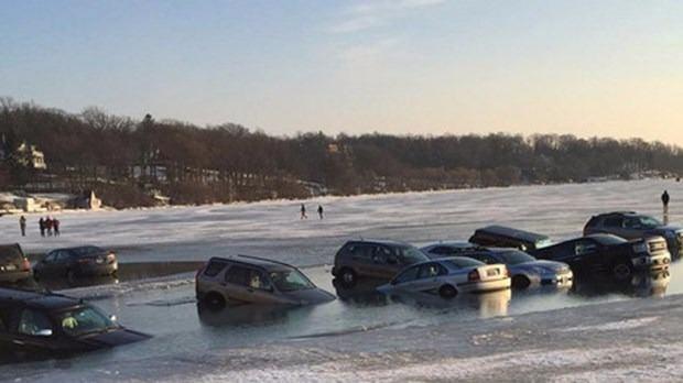 <p>Amerika Birleşik Devletleri'nde otomobiller, buz tutmuş göle parkedilince sonuç kaçınılmaz oldu. Buz kırıldı, araçlar suya gömüldü.</p>

<p> </p>
