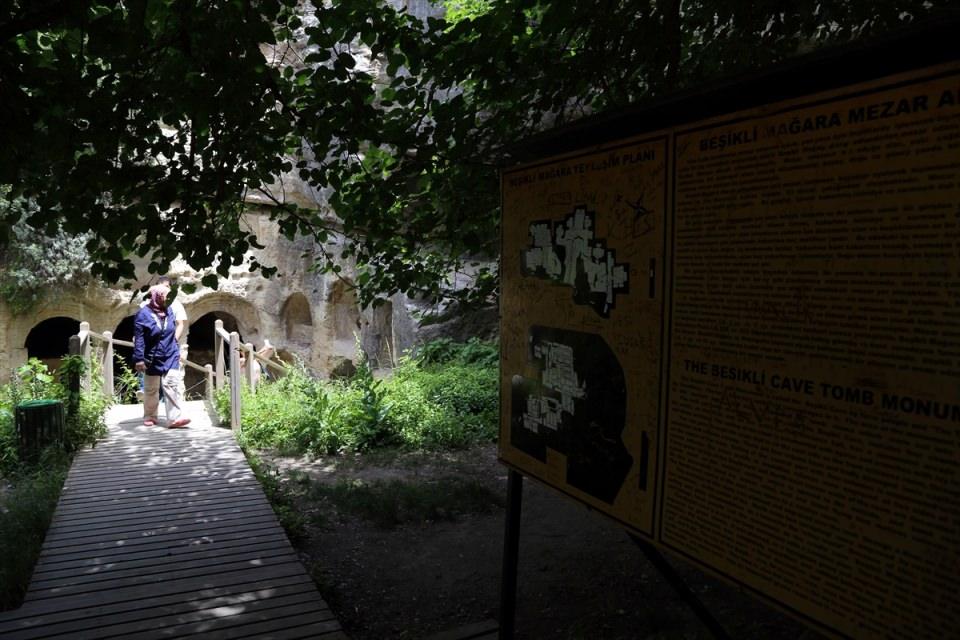 <p>Gezilecek birçok tarihi ve doğal mekanlarımız arasında Titus Tüneli, ön plana çıkıyor. Her gelen misafirlerimiz orayı görmek istiyor. Tünelin hemen ilerisinde bulunan kaya mezarları ise adeta ziyaretçilerini tarihi bir yolculuğa çıkartıyor."</p>