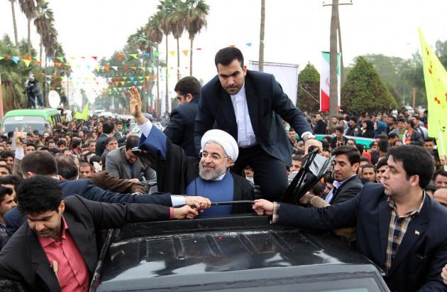 İran Cumhurbaşkanı Hasan Ruhani'ye çıktığı ilk yurt içi gezisinde halkı selamlarken yapılan koruma yöntemi tartışma konusu oldu.İran Cumhurbaşkanı Hasan Ruhani'ye çıktığı ilk yurt içi gezisinde halkı selamlarken yapılan koruma yöntemi tartışma konusu oldu.