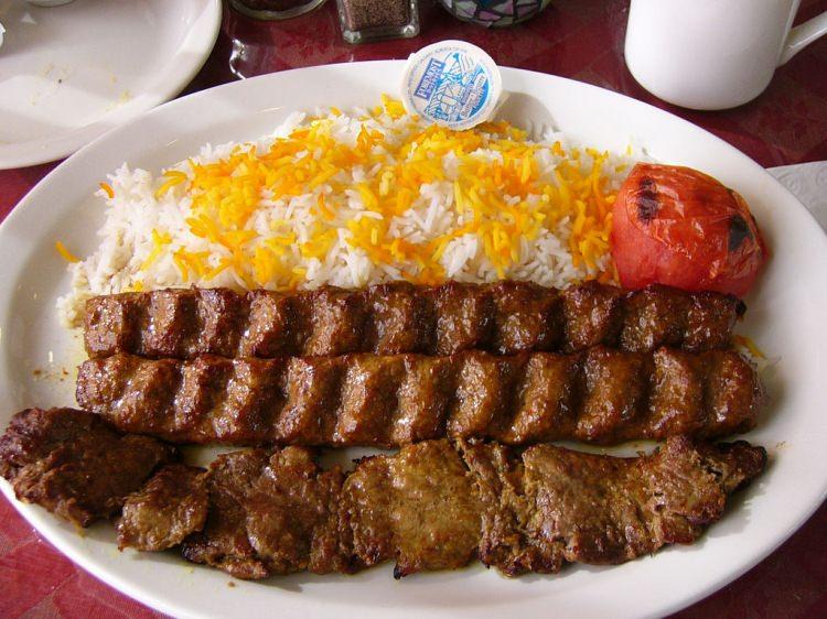 <p><strong>Kebab Soltani</strong></p>

<p>Uzun köfte ve ızgara etin yanında İran'ın safranlı pilavının eşlik ettiği bu enfes yemek İran'ın önemli lezzetlerinden. </p>
