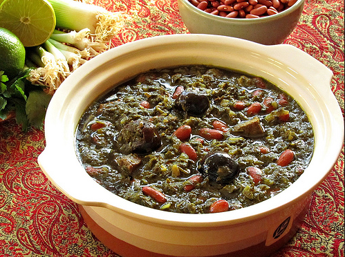 <p><strong>Ghormeh Sabzi</strong></p>

<p>Ispanak, maydonoz, kişniş, dereotu, ve terenin yıkandıktan sonra kıyılarak kavrulup börülce veya kırmızı fasulye, kuru limon ve tavuk eti ile birlikte pişirilen Tahran'ın en sevilen yemeği. </p>
