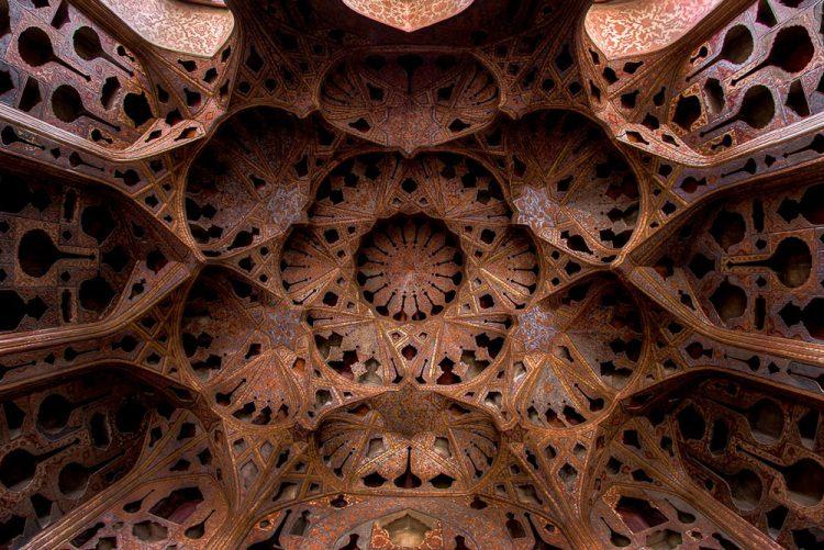<p><strong>Âli Kapı Sarayı tavanı, İsfahan</strong><br />
<br />
Muhammed Rıza Domiri Ganji, “Tarihi İran: İslami Anıtlar ve Mabetler” başlıklı fotoğraf serisi için ülkesindeki İran ve Büyük Selçuklu mimarisine ait birçok tarihi cami, han ve hamamı gezerek, bu yapıların mimari güzelliğini sergileyen geniş açılı fotoğraflar çekmiş.</p>
