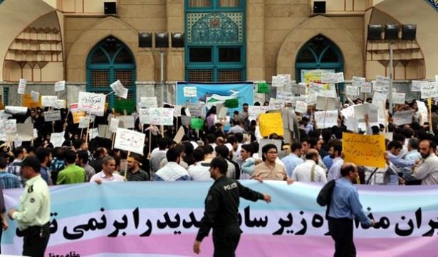 <p>İran’ın başkenti Tahran’da üniversite öğrencilerinden oluşan kalabalık bir grup, “ABD ve batılı müzakerecilerin tehdit dolu söylemlerini” gerekçe göstererek nükleer müzakereleri protesto etti.</p>
