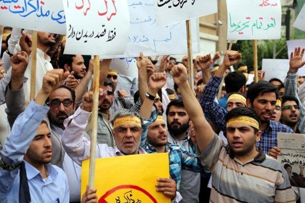 <p>ABD yönetiminin İran’ın askeri tesislerinin denetlenmesi gerektiği yönündeki açıklamalarını da protesto eden öğrenciler sık sık sloganlar attı.</p>
