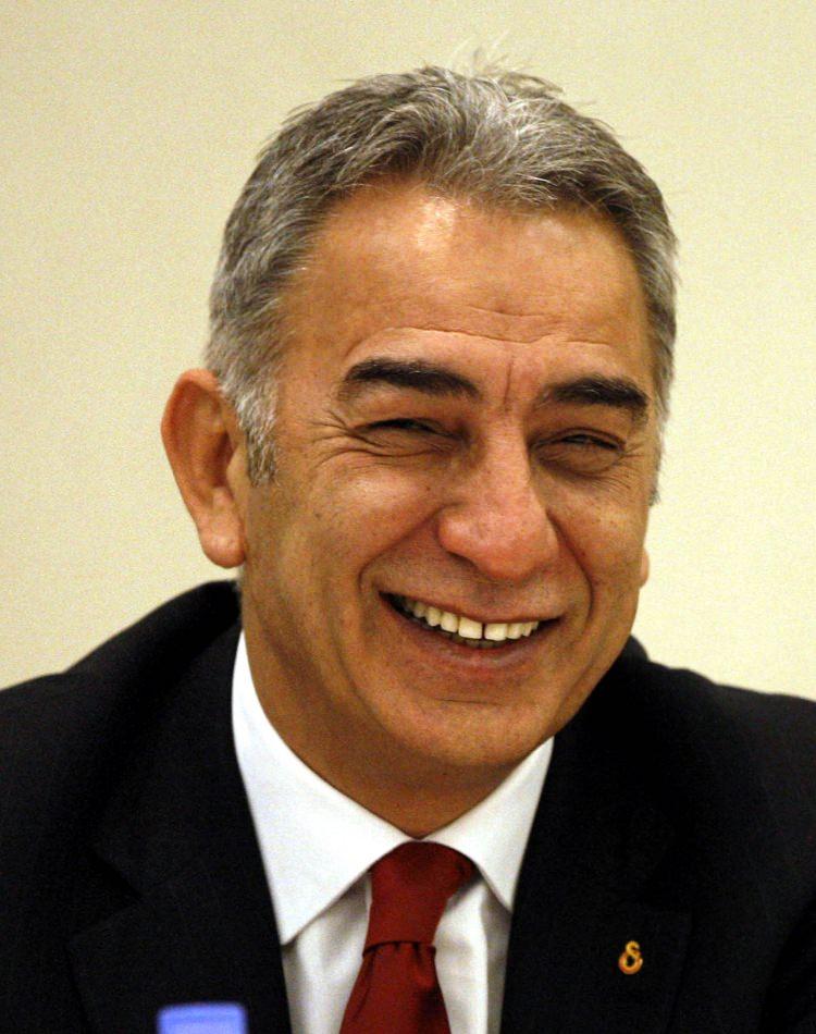 <p>"Bu anlamda Sayın Cumhurbaşkanımıza yüzde 100 katılıyor ve istihdam seferberliğini canı gönülden destekliyoruz. İstihdam ne kadar artarsa, işsizlik ne kadar azalırsa bu durum ülkemizin lehine olacaktır. Bunun için elbette yatırım yapılması gerekiyor. Biz de Polat Holding olarak, enerjiden gayrimenkule yatırımlarımıza ara vermeden devam ediyoruz."</p>
