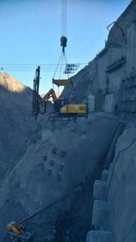 <p>Artvin Yusufeli Barajı inşaatında çalıştırılan iş makineleri havadan taşınırken görüntülendi.</p>
