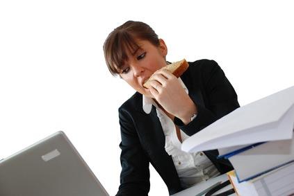 <p>Öğle yemeğinde fast-food ve cips tarzı yağlı abur cuburlardan olabildiğince uzak durun. Çekmecenizdeki yağlı atıştırmalıklardan derhal kurtulun. </p>
