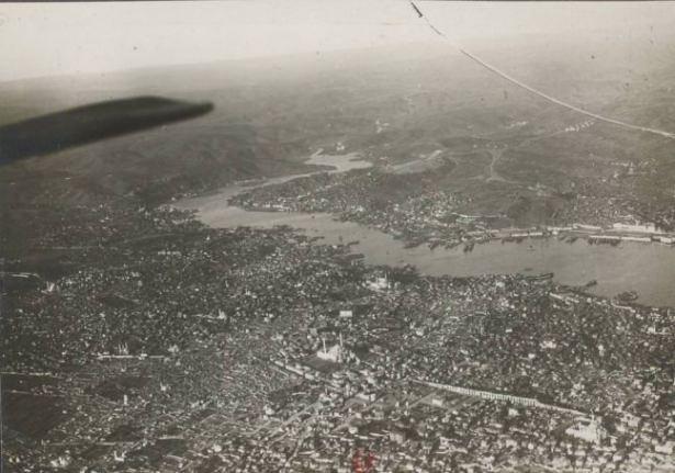 <p>İşgal yıllarında İstanbul üzerinde keşif uçuşu yapan Fransız uçağından Haliç'e bakış..</p>

<p> </p>
