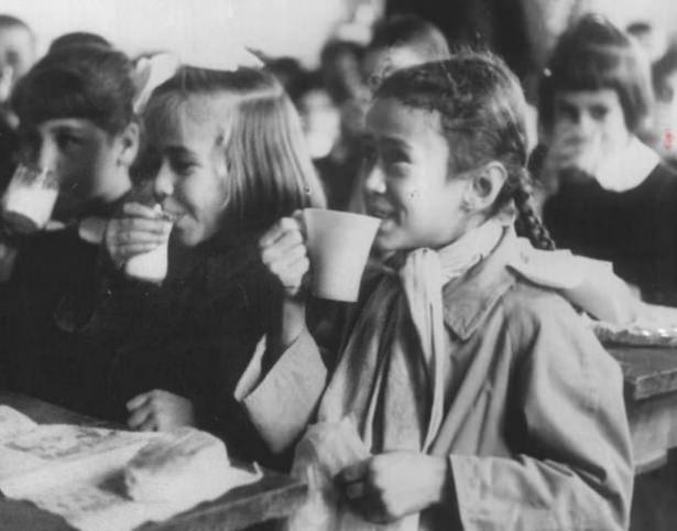 <p>Amerika'nın Türkiye'ye yaptığı yoksulluk yardımı... Süt tozundan yapılan sütler öğrencilere içiriliyor (1961) </p>

<p> </p>
