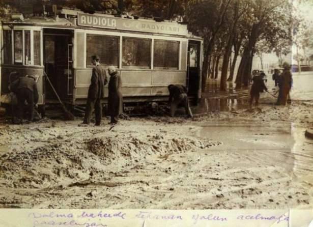 <p>Dolmabahçe'de sık yaşanan sel felaketlerinden biri. Çamura saplanan tramvay kurtarılmaya çalışılıyor (1950'li yıllar) </p>

<p> </p>
