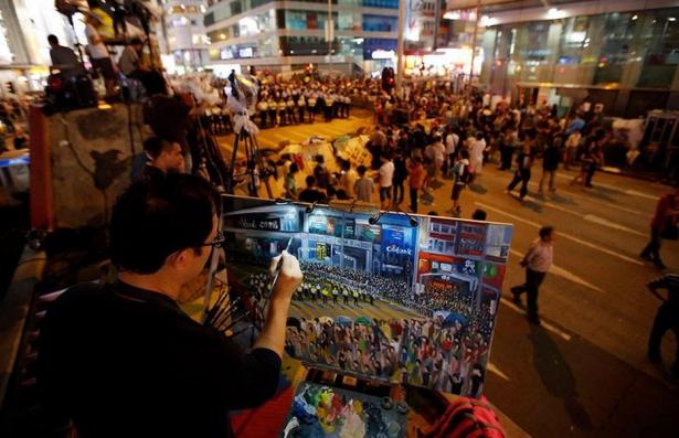 <p>Göstericilerin çoğunluğunu oluşturan öğrenci birliğinin lideri, Hong Kong yönetiminin sıkı yönetim belirtileri göstermeye başladığını öne sürrken, Hong Kong lideri Çun Ying Leung, son bir haftadır boyut değiştiren gösterilerin kanağını ‘dış mihraklar’ olarak tanımladı.</p>
