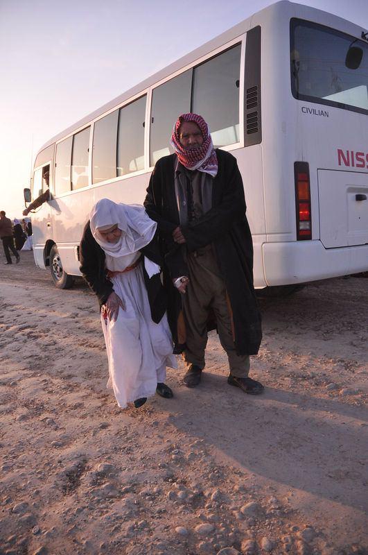 <p>IŞİD'in serbest bıraktığı Ezidiler, g&uuml;venlik incelemesinin ardından Kerk&uuml;k'e alındı. Yaşlı kadın ve erkekler ile &ccedil;ocuklardan oluşan 198 Ezidi, sağlık kontrol&uuml;nden ge&ccedil;iriliyor.</p>
