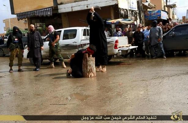 <p>IŞİD, 19 Ekim'de üs edindiği Suriye'nin Rakka kentinde 3 kişiyi kent meydanında kafalarını kılıçla ve palayla keserek idam etti.</p>
