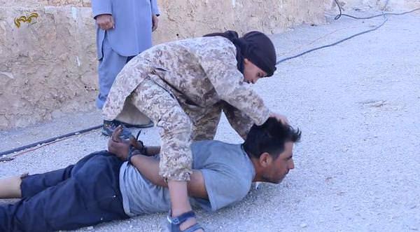 <p>IŞİD, bu ay başlarında kentteki amfitiyatroda da 25 çocuk militana Suriyeli askerleri infaz ettirmişti.</p>

<p> </p>

