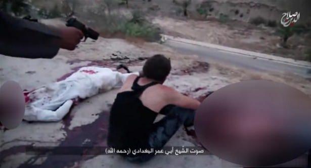 <p>IŞİD militanları tarafından namaz kılmayı bilmediği gerekçesiyle kafasına ateş edilerek infaz ediliyor.</p>

<p> </p>
