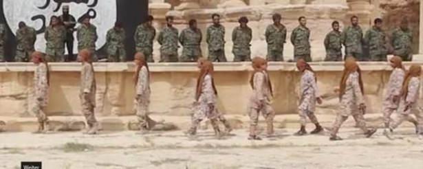 <p>IŞİD, ele geçirdiği antik kent Palmira'da 25 Suriye askerinin infaz görüntülerini yayınladı.</p>

<p> </p>
