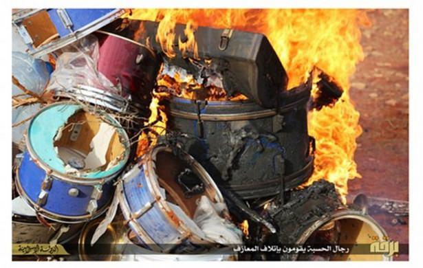 <p>&Ouml;rg&uuml;t&uuml;n medya kanadı, Libya'nın Derna kentinde yaktıkları m&uuml;zik enstr&uuml;manlarının g&ouml;r&uuml;nt&uuml;lerini yayınladı.</p>

<p>&nbsp;</p>
