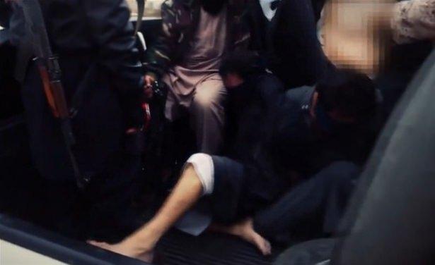 <p>Bir müddet konuşma yaptıktan sonra sıraya dizdikleri görevlilerin kafalarına ateş ederek öldürdüler.</p>