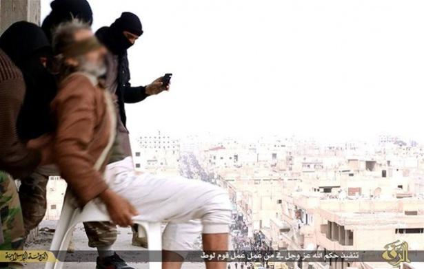 <p>IŞİD sosyal medya hesaplarından Rakka kentinde fiili livata ile suçladıkları bir adamın yüksek bir binanın tepesinden attıklarını gösteren fotoğraflar yayınlandı</p>
